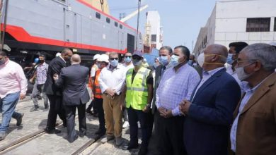 صورة وزير النقل يستقبل الدفعة الخامسة من جرارات السكة الحديدة الجديدة