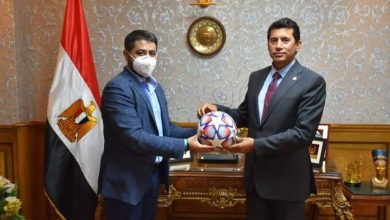صورة وزير الرياضة يلتقي مسئولو شركة ” forward ” لصناعة الكرات لبحث سبل الشراكة مع مصنع النجيل الصناعي