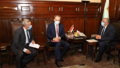 صورة مباحثات بين وزير الزراعة و سفير بيلاروسيا لتبادل الخبرات بين البلدين 