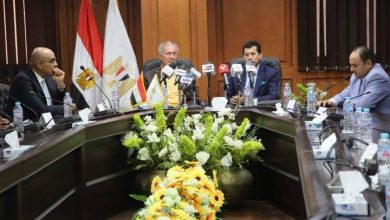 صورة وزير الرياضة يكرم منظمي حفل قرعة بطولة العالم لليد 