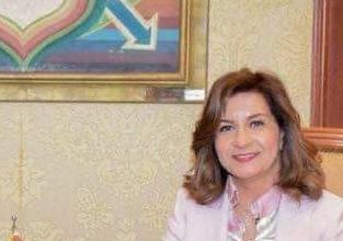 صورة السفيرة نبيلة مكرم تجيب على مجموعة من الأسئلة بشأن آليات تصويت الناخبين خارج مصر