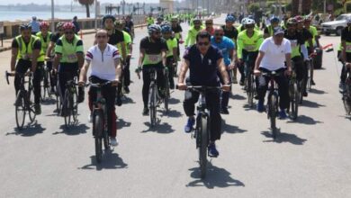 صورة ماراثون للدراجات يقوده وزير الرياضة ومحافظ سوهاج بطريق الكورنيش