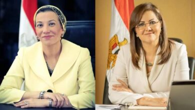 صورة وزيرتا التخطيط  والبيئة تناقشان دمج معايير الاستدامة البيئية في الخطط التنموية