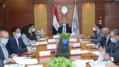 صورة وزير النقل  يلتقي مسئولي البنك الدولي عبر تقنية الفيديو كونفرانس