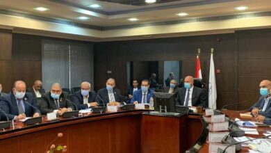 صورة وزير النقل يترأس إجتماع اللجنة الخاصة بنقل المرافق المتعارضة مع أعمال تطوير الطريق الدائري حول القاهرة الكبري