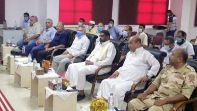 صورة وزير الري يعقد جلسة نقاشية مع مشايخ القبائل بواحة سيوة للإطلاع على أبرز المشاكل والتحديات التي تواجههم