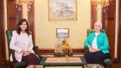 صورة وزيرة الهجرة تلتقي الدكتورة دينا راشد إحدى النابغات المصريات بالخارج