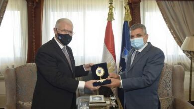 صورة الفريق أسامة ربيع والمهندس سيد فاروق يتفقدان أعمال الترميم بالمتحف العالمي لقناة السويس