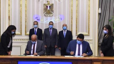 صورة رئيس الوزراء يشهد اتفاقية تسوية بين الهيئة العامة للطرق والكباري والشركة المصرية للاتصالات