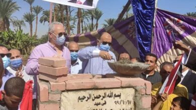 صورة وزير التنمية المحلية ومحافظ الأقصر يضعان حجر الأساس لمشروع الصرف الصحي بقرية (القبلي قامولا ) بتكلفة ١٥٠ مليون جنيه 