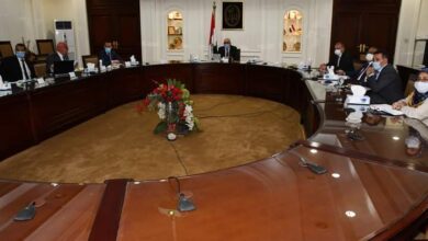 صورة وزير الإسكان يستعرض البدائل المقترحة لتطوير عدد من المناطق غير المخططة بمحافظتى القاهرة والجيزة