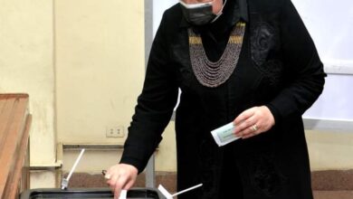 صورة وزيرة التجارة والصناعة تدلى بصوتها بانتخابات مجلس النواب بكلية الفنون الجميلة