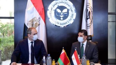 صورة رئيس “هيئة الاستثمار” يبحث مع السفير البيلاروسي بالقاهرة جذب مزيد من الاستثمارات