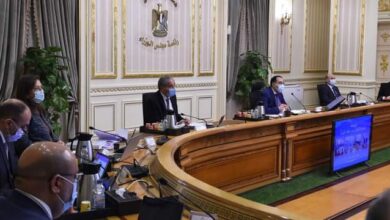 صورة وزير الاتصالات يستعرض تقريرا حول مشروع منصة “مصر الرقمية”