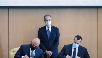 صورة وزير الاتصالات  يشهد توقيع اتفاقيات تخصيص ترددات بين الجهاز القومى لتنظيم الاتصالات وثلاث شركات محمول بقيمة 1.170 مليار دولار
