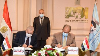 صورة وزيرا البترول وقطاع الاعمال يشهدان التوقيع على تسوية مديونيات شركات قطاع الاعمال العام