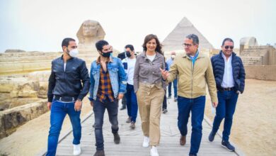 صورة برفقة وزيرا الهجرة والسياحة والآثار  سفير مبادرة إتكلم عربي يزور الأهرامات وأبو الهول