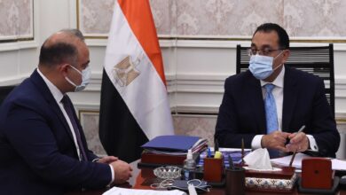 صورة رئيس الوزراء يستعرض تقريرا حول أداء البورصة المصرية خلال 2020