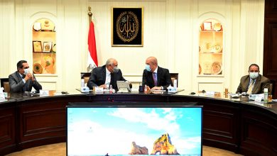 صورة وزير الإسكان ومحافظ الوادى الجديد يتابعان موقف المشروعات المختلفة التى تنفذها الوزارة