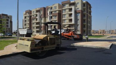 صورة “الإسكان”: رصف الطرق لعمارات “دار مصر” غرب المال والأعمال والحي الـ32 وتنفيذ موقف إقليمي جديد بالعاشر من رمضان