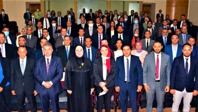 صورة وزيرة التجارة والصناعة تستعرض مع العاملين بمركز تحديث الصناعة رؤية الوزارة لتفعيل دور المركز خلال المرحلة المقبلة