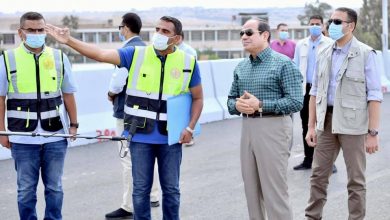 صورة السيسي يتفقد أعمال تطوير وتوسعة الطريق الدائرى خاصة قطاع القوس الشرقى من منطقة محور جيهان السادات حتي محور شبرا بنها الحر”.