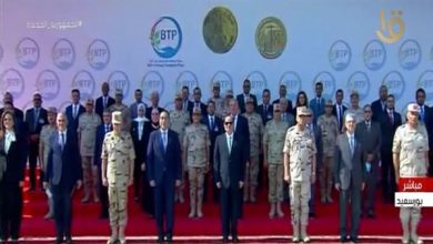 صورة السيسي يلتقط صورة تذكارية مع المشاركين في افتتاح محطة معالجة مياه مصرف بحر