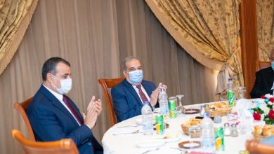 صورة “وزير الدولة للإنتاج الحربي” يكرّم العميد السابق للأكاديمية المصرية للهندسة والتكنولوجيا المتقدمة