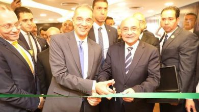 صورة وزيرا العدل والاتصالات وتكنولوجيا المعلومات يشهدان إفتتاح أول فرع توثيق مسائي داخل فرع شركة إتصالات مصر