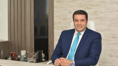 صورة ” اكام للتطوير العقارى ” تشارك  بعروض خاصة لعملائها خلال فاعليات معرض “عقارى ” العضو المنتدب للشركة  ادريس محمد :  وحدات جاهزة على التسليم بمشروع سيناريو والانتهاء من ٦٠ % من انشاءات scene7  دراسة عدد من الفرص الاستثمارية والاعلان قريبا عن مشروع الشركة الثالث  ٥٠ % من عملاء الشركة من المستثمرين الأجانب والمصريين بالخارج   تشارك شركة اكام للتطوير العقارى بمعرض “عقارى ” الذى تنظمه مؤسسة الأهرام الصحفية فى الفترة من ٢٨ الى ٣١ يوليو الجارى بمركز القاهرة الدولى للمؤتمرات بمدينة نصر بعروض مميز على وحدات مشروعى سيناريو ” scene7  ” بالعاصمة الادارية الجديدة طوال أيام المعرض  . واشار إدريس محمد – العضو المنتدب للشركة أن الاستثمار في العاصمة الإدارية الآن يعد فرصة ذهبية بكل المقاييس وكلما اوشكت العاصمة على الانتهاء وتشغيل مشروعاتها الحيوية حققت الوحدات العقارية عوائد استثمارية قوية وصلت خلال الثلاث سنوات الماضية ابى نحو ٨٠% عائد على الاستثمار  مما يجعلها قبلة لجذب المزيد من الاستثمارات الأجنبية والمحلية خلال السنوات المقبلة مشيرا الى ان نسبة تملك الاجانب والمصريين العاملين بالخارج فى مشروعات الشركة تصل الى ٥٠ % من حجم عملاءهم حتى الان . وأضاف إدريس أن حجم استثمارات مشروع سيناريو يصل الى ٤.٥  مليارات جنيه ويقع بأكثر الأماكن تميزاً بمنطقة ال R7 على مساحة ٤۰ فدان بالقرب من الجامعة البريطانية والحى الحكومي والنهر الأخضر والمدينة الطبية ومعظم الجهات الحيوية بالعاصمة، وأن الشركة ستقوم بعمل عروض على عدد محدود من الوحدات المميزة جدا بمشروع سيناريو جاهزة للتسليم  لافتا إلى الانتهاء من بيع ۹۰% من وحدات المشروع وسيتم تسليم المشروع بالكامل بنهاية ٢٠٢٣ .  اما بالنسبة لمشروع Scene7 اضاف إدريس أنه سيتم عمل عروض مميزة على الوحدات المتبقية من المرحلة الرابعة لمشروع Scene7 اول كومباوند رياضى بالعاصمة الإدارية  ، لافتا إلى أن الشركة حققت اجمالى مبيعات تعاقدية للمشروع فى الثلاثة مراحل الأولى بلغت ٢.٦ مليار جنيه خلال عام على طرح المشروع من اجمالى مبيعات مقدرة تصل إلى ٤.٥ مليار جنيه لمساحة تبلغ ٤٠ فدان للمشروع ، مشيرا إلى الانتهاء من نحو ٦٠ % من أعمال الإنشاءات بالمشروع وسيتم تسليمه بالكامل نهاية ٢٠٢٤ وفقا للجداول الزمنية الخاصة بالمشروع  وأشار ادريس إلى أن مشروعى ”  سيناريو” و “Scene7”  خلاصة دراسات سوقية متخصصة قام بها مركز الابحاث المتخصص التابع  للشركة Edrees Innovation والذى يقوم بتوفير حلول مبتكرة لكافة احتياجات العملاء وتحديد المشكلات التى تواجه العميل ووضع حلول لها قبل التخطيط لاى مشروع  لتوفير خمس اشياء أساسية هم توفير الوقت ، والجهد ، والرفاهية ، وانفاق الأموال ، والسعادة.  وتقديم نموذج لمجتمعات سكنية مختلفة من حيث التصميمات والانشاءات والواجهات صديقة البيئة ونوعية الخدمات المختلفة والمتفردة التى يقدمها كل مشروع عن الاخر  وتعتبرشركة اكام للتطوير العقارى  احد الشركات الرائدة فى تنفيذ مشروعات بفكر جديد ومختلف فى العاصمة الإدارية الجديدة والتى تتميز بتقديم مفهوم يعتمد على توفير السعادة وجودة الحياة داخل كل مشروعاتها  تمتعها بكم هائل من الخدمات والامكانيات والمساحات الخضراء والمبانى صديقة البيئة التى تجعل مشروعاتها تضاهى المشاريع العالمية