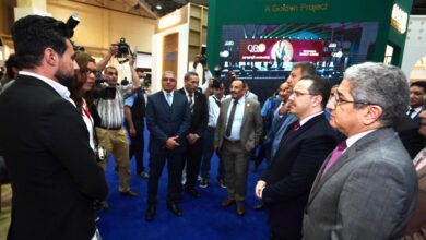 صورة نائب وزير الإسكان وعدد من قيادات مؤسسة الاهرام يتفقدون جناح شركة ماستر جروب بمعرض عقارى