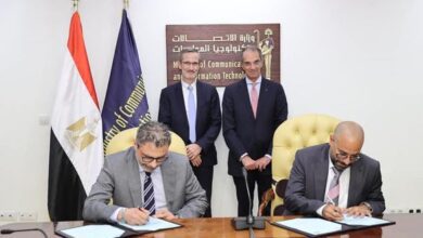 صورة وزير الاتصالات  يشهد توقيع اتفاقية تعاون بين شركة Nokia العالمية ومصنع اتصال للصناعات المتطورة EAI لإنتاج هواتف Nokia  فى مصر