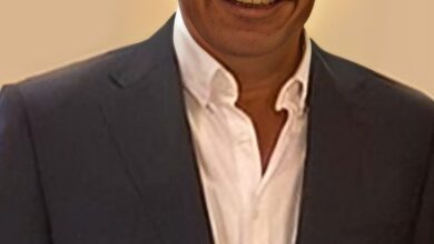 صورة إيدج ستون تنهى ٤٠% من إنشاءات مشروعها (مورايا) بالعاصمه الإداريه بقيمه بيعيه متوقعه ٣مليارات جنيه   مهندس زين لمعى:(مورايا) مشروع متكامل يحاكى ويعكس تاريخ إيدج ستون    زين لمعى: وجود المشروع على أرض الواقع خطوه فارقه لصالح إيدج ستون  أعلنت شركة إيدج ستون مصر للتطوير العقارى إحدى الشركات الرائده بالسوق العقارى عن الإنتهاء من تنفيذ ٤٠% من الإنشاءات بمشروعها (مورايا ) بالعاصمه الإداريه الجديده وذلك بقيمه بيعيه متوقعه ٣مليار جنيه  أوضح مهندس زين لمعى رئيس مجلس الإداره ان مشروع ( مورايا ) هو باكورة أعمال الشركه بالعاصمه الإداريه بمنطقة(R8) قطعه رقم (L10)  وهو كمبوند سكنى على مساحة ٢٥ فدان ويشتمل على ١٠٤٨ وحده سكنيه وأى فيلا بمساحة تبدأ من ١٥٠الى ٣١٤ متر كاملة التشطيب وبالتكييفات  فهي بذلك تساعد على سرعة التسكين وتشغيل المشروع وتوفير الجهد والوقت للعميل كما يشتمل (مورايا) على مول تجارى وتبلغ المساحه البنائيه  (بمورايا)٢٠% مبانى و٨٠% لاند سكيب ولاجون حيث ٩٠%من وحدات المشروع بإطلاله مباشره على اللاجون واللاند سكيب ويحتوي( مورايا) على خدمات فندقيه وcluphouse وkids area وtransportation وgym فيو مفتوح على اللاجون واللاند سكيب وأضاف مهندس زين ان الشركة انهت نحو ٤٠%من إنشاءات ( مورايا) مما يعكس مدى الجديه والالتزام وبث الثقه   لدى العملاء فوجود المشروع على أرض الواقع أكبر ضمانه على مصداقية الشركه فالشركه بدأت أعمال الإنشاءات بموقع المشروع بكامل أوراقها القانونيه رخصة المشروع والقرار الوزاري وقرار الترخيص وتلك خطوه فارقه تدعم مركز الشركه  وقال رئيس مجلس الإداره انه تم التعاقد مع المكتب الإستشارى(ECP) للإشراف على تنفيذ الإنشاءات  وتوفر الشركه لعملائها أنظمة سداد مرنه تبدأ ب١٠%مقدم وتقسيط حتى ٨سنوات وتسليم فى غضون ٣سنوات من تاريخ التعاقد