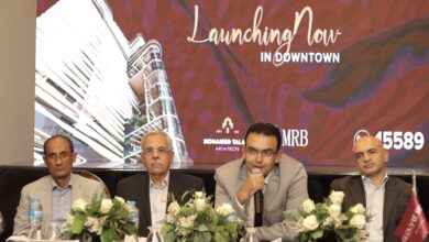 صورة شركة «CGD Development» تطلق مشروع «Glouvre Side New Capital» باستثمارات 500 مليون جنيه  خالد السلاب: نطلق مشروعنا الجديد بخبرة تمتد لـ30 عامًا في مجال التطوير والاستثمار العقاري   أحمد الغروري: دراسة المشروع بعناية لتقديم منتج عقاري يتلاءم مع المنافسة القوية في العاصمة الإدارية   أحمد سمير: التعاقد مع MRB  كاستشارى لإدارة وتشغيل المشروع .. ومكتب محمد طلعت استشارى هندسي  محمد عبدالعظيم: مشروع ” Glouvre side” استكمال لسلسلة من نجاحاتنا السابقة في القاهرة الجديدة  حسام الغروري: نخطط لتنفيذ مشروعات جديدة باستثمارات 700 مليون جنيه خلال 2022   أعلنت شركة سي جي دي للتنمية CGD Development إطلاق أحدث مشروعاتها بالعاصمة الإدارية الجديدة، وهو مشروع “جلوفري سايد بيزنس” – Glouvre side”  بإجمالي استثمارات تبلغ 500 مليون جنيه، وذلك خلال مؤتمر صحفي حضره مسئولو الشركة، وعدد من مسئولي شركات التسويق العقاري، ونخبة من الإعلاميين والصحفيين. من جانبه قال المهندس خالد السلاب، رئيس مجلس إدارة شركة سي جي دي للتنمية CGD Development ، إن الشركة تطلق هذا المشروع المميز بخبرة تصل إلى 30 عامًا في مجال التطوير والاستثمار العقاري، حيث تمكنت خلال تلك الفترة من تنفيذ مشروعات متنوعة ما بين سكني وتجارية وخدمية. وأضاف السلاب، أن العاصمة الإدارية واحدة من مدن الجيل الرابع الذكية التي يعد الاستثمار بها فرصة ومكسبًا لكل مطور، وتستحوذ على حجم إقبال قوي من العملاء وهو ما سيزداد تزامنا مع ارتفاع نسبة التنفيذ والانتقال للعاصمة الإدارية، وتستهدف الشركة من خلال مشروعها الجديد أن تقدم منتجًا عقاريًا مميزًا في كافة تفاصيله. وأشار إلى أن الشركة تمكنت من الاستحواذ على مكانة مميزة في السوق خلال فترة تواجدها نظرًا لتركيزها على تقديم منتجات عقارية مختلفة وفريدة، والتركيز على تلبية متطلبات العملاء، وكذلك التركيز على خدمات ما بعد البيع للحفاظ على قيمة المشروع الاستثمارية والحفاظ على أعلى جودة بالمشروع، وثقة العملاء في الشركة. وأوضح المهندس أحمد الغروري، العضو المنتدب لشركة سي جي دي للتنمية CGD Development، أنه تم دراسة كافة تفاصيل المشروع بعناية، وذلك لتقديم منتج يراعي معايير المنافسة القوية بالعاصمة الإدارية، مما يدعم خطة الشركة لتقديم مزايا تنافسية قوية بالمشروع، ومنها إضافة مزايا في التشغيل ومزايا في التصميم في واجهة المشروع مثل فكرة “عاكسات الإضاءة” التي تحافظ على أعلى معايير الاستدامة وتوفر الطاقة بالمشروع وفي نفس الوقت تعطي قيمة جمالية لواجهة المشروع. وأشار الغروري، إلى أنه منذ اليوم الأول لتدشين الشركة فكان الهدف ترك بصمة معمارية واستثمارية في السوق العقاري، والتركيز على بدء التنفيذ قبل التسويق مما يعكس ملاءة مالية قوية، وكذلك يعزز ثقة العملاء في الشركة والمشروع من خلال تواجد ملموس للمشروع قبل البيع، وكذلك وجود نماذج واقعية للوحدات يمكن للعميل رؤيتها قبل شراء الوحدة. ونوه إلى أن الشركة قامت بالفعل بتطبيق هذا المبدأ في مشروعها الجديد ” Glouvre side” والذي تم البدء في تنفيذه بالفعل قبل إطلاقه رسميًا للعملاء، حيث تم بدء أعمال التسوية الخاصة بالمشروع وأعمال الجسات للأرض، مما يضيف للمزايا التنافسية للمشروع. وأكد أن المشروع يتواجد في موقع استراتيجي، فهو يقع بالجزء الشمالي من منطقة الداون تاون بالقرب من الحي الحكومي والقصر الرئاسي، وعلى بعد دقائق من حي المال والأعمال والنهر الأخضر والطريق الدائري الإقليمي، كما يتميز المشروع بتصميم فريد على الطراز المعماري الحديث ومستوحى من أحد التصميمات المعمارية للمصممة العالمية زها حديد. وأضاف أن الشركة تمتلك سابقة أعمال قوية في تنفيذ مشروعات مملوكة لها ولصالح الغير من خلال خبرتها في مجال المقاولات وتدشين مشروعات متنوعة مثل محطات الكهرباء ومشروعات سكنية، وهي خبرات متنوعة ومتراكمة تضعها الشركة في مشروعها الجديد. وتابع المهندس أحمد سمير، نائب رئيس مجلس إدارة الشركة، أن المشروع يتميز بإطلالتين إحداهما على المحور الغربى للداون تاون والأخرى على الحديقة المركزية، ويتكون من دور أرضي و12 طابقا و4 طوابق جراج تحت الأرض أحدها هيدروليك، ويمتلك المشروع عدة مداخل لكل من الجانب الإداري والتجاري ليضيف مزيدا من الخصوصية والانسيابية والاستدامة. وأضاف أنه تم التعاقد مع الاستشارى الهندسى محمد طلعت استشاري للمشروع، والتعاقد مع شركة  MRB لتكون استشاريا لتشغيل وإدارة المشروع، بحيث تقوم MRB بمتابعة كافة تصميمات المشروع والنقاط الخدمية بما يسمح بالتعديل قبل أعمال البناء لتجنب أي أخطاء مستقبلية، كما تقوم بمراجعة الأنشطة الموجودة في الوحدات التجارية بما يحقق التكامل بينها، وبما يحقق التميز والريادة لهذا المشروع. ونوه إلى أنه تم مراجعة كافة التفاصيل بكل دقة من خلال شركةMRB   بحيث لا يكون هناك تعارض بين استخدامات الأنشطة داخل المشروع عند تشغيله، وتم التعاون معهم كاستشاري للمشروع قبل التنفيذ ومدير للمشروع بعد التنفيذ. ولفت إلى أن الإدارة أحد العناصر القوية التي تحافظ على قوة المشروع وتميزه وتحافظ على استثمارات العملاء بها وكذلك تحافظ عليه علامة مميزة في تاريخ سابقة أعمال الشركة، لذا جاء التعاقد مع واحدة من شركات الإدارة القوية بالمشروع والتي تمتلك خبرة طويلة ومميزة في إدارة المشروعات. وأشار المهندس محمد عبد العظيم، عضو مجلس الإدارة ومدير المشروعات، إلى أن مشروع ” Glouvre side” استكمال لسلسلة من النجاحات السابقة التي قامت بها الشركة في القاهرة الجديدة، وتستمر الشركة في هذا النجاح في مشروعها الجديد، حيث تستهدف الشركة أن تسبق الجدول الزمني المحدد لتنفيذ المشروع. وقال إنه مسئول أمام الشركة والعملاء عن الجدول الزمني المحدد مع العملاء والذي تم وضعه بناء على دراسات قوية والتزام الشركة، وبعد التأكد من قدرة الشركة على أن تسبق هذا الجدول الزمني مما يعزز ثقة العملاء في الشركة، ويحافظ على مصداقيتها أمام العملاء. وأوضح المهندس حسام الغروري، الرئيس التنفيذي لشركة سي جي دي للتنمية CGD Development، أن الخطة التوسعية للشركة خلال الفترة المقبلة تستهدف المشروعات التجارية والخدمية بالعاصمة الإدارية والقاهرة الجديدة، فالشركة تمتلك محفظة عقاري تضم أراضي متنوعة في القاهرة الجديدة، على أن يتم الإعلان عن مشروع الشركة الثاني قريبا. وأوضح أن الشركة تخطط لتنفيذ مشروعات تجارية ومتعددة الاستخدامات في القاهرة الجديدة والعاصمة الإدارية الجديدة خلال العام الجاري باستثمارات تصل إلى 700 مليون جنيه.