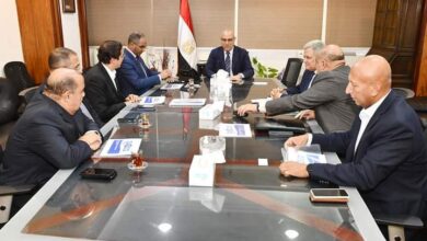 صورة وزير الإسكان يلتقي ممثلى إحدى الشركات المصرية لمناقشة توفير الطلمبات اللازمة لمشروعات مياه الشرب والصرف الصحى