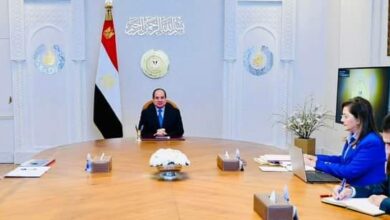 صورة الرئيس السيسي يلتقى مع رئيس الوزراء ووزيرة التخطيط لبحث تداعيات الأوضاع العالمية