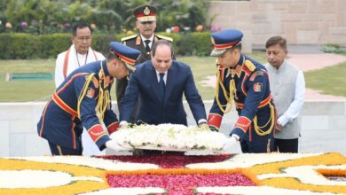 صورة الرئيس السيسي يضع يضع إكليل من الزهور على قبر المهاتما غاندي