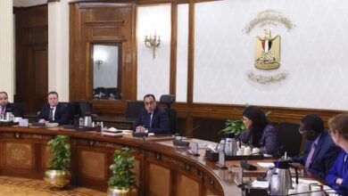 صورة بحضور محافظ المركزي  رئيس الوزراء يتابع ملفات التعاون مع مجموعة البنك الدولي