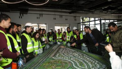 صورة طلاب كلية الهندسة بالجامعة الأمريكية في زيارة ميدانية لموقع «CREEK TOWN» كنموذج معماري مميز ومثال للجودة الإنشائية