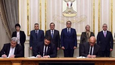 صورة رئيس الوزراء يشهد مراسم توقيع اتفاقية المساهمين بين قناة السويس ومجموعة شركات “V” اليونانية
