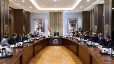 صورة رئيس الوزراء يلتقى عددا من المطورين العقاريين لمناقشة وبحث سبل دعم القطاع العقاري في ظل الظروف والتحديات العالمية