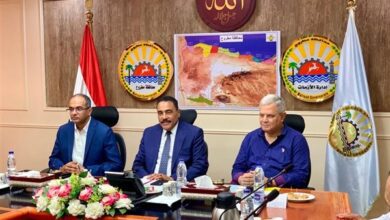 صورة محافظ مطروح ونائب وزير الإسكان يناقشان الموقف التنفيذي للمشروعات الجارية بمحطات المياه والصرف