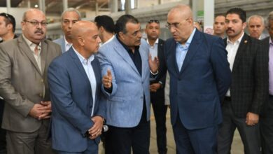 صورة وزيرا “الإنتاج الحربي” و”الإسكان” يتفقدان “مصنع إنتاج المصاعد الكهربائية”