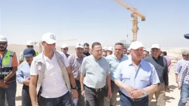 صورة وزير النقل يتفقد الخط الأول للقطار الكهربائي السريع السخنة العلمين – مطروح