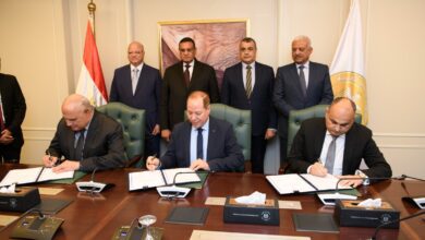 صورة وزيرا التنمية المحلية والإنتاج الحربي ومحافظ القاهرة يشهدون توقيع عقد اتفاق لتنفيذ مشروع الدفع المسبق لتذكرة ركوب أتوبيسات هيئة النقل العام بالقاهرة