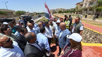 صورة وزير الإسكان يتفقد مشروعات “تطوير محاور الطرق” و”سكن كل المصريين” ومحطة معالجة الصرف الصحي بمدينة السادات