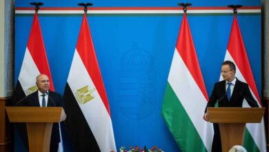 صورة وزير النقل المصري ووزير الخارجية والتجارة المجري يبحثان تدعيم التعاون المشترك بين الجانبين في مجالات النقل المختلفة  و توطين صناعة النقل  في مصرخلال جلسة مباحثات مشتركة موسعة ويعقدان مؤتمرا صحفيا عالميا