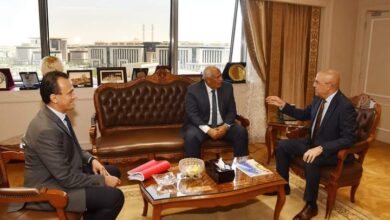 صورة وزير الإسكان ومحافظ الوادى الجديد يتابعان موقف المشروعات المختلفة الجارى تنفيذها بالمحافظة