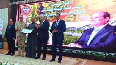 صورة وزير الزراعة يشارك في توزيع العقود المؤمنة للمنتفعين بالأراضى فى  سيناء