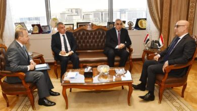 صورة وزير الإسكان يبحث مع السفير العراقى بالقاهرة  التعاون بين البلدين  ودور شركات المقاولات المصرية فى تنفيذ المشروعات التنموية بالعراق